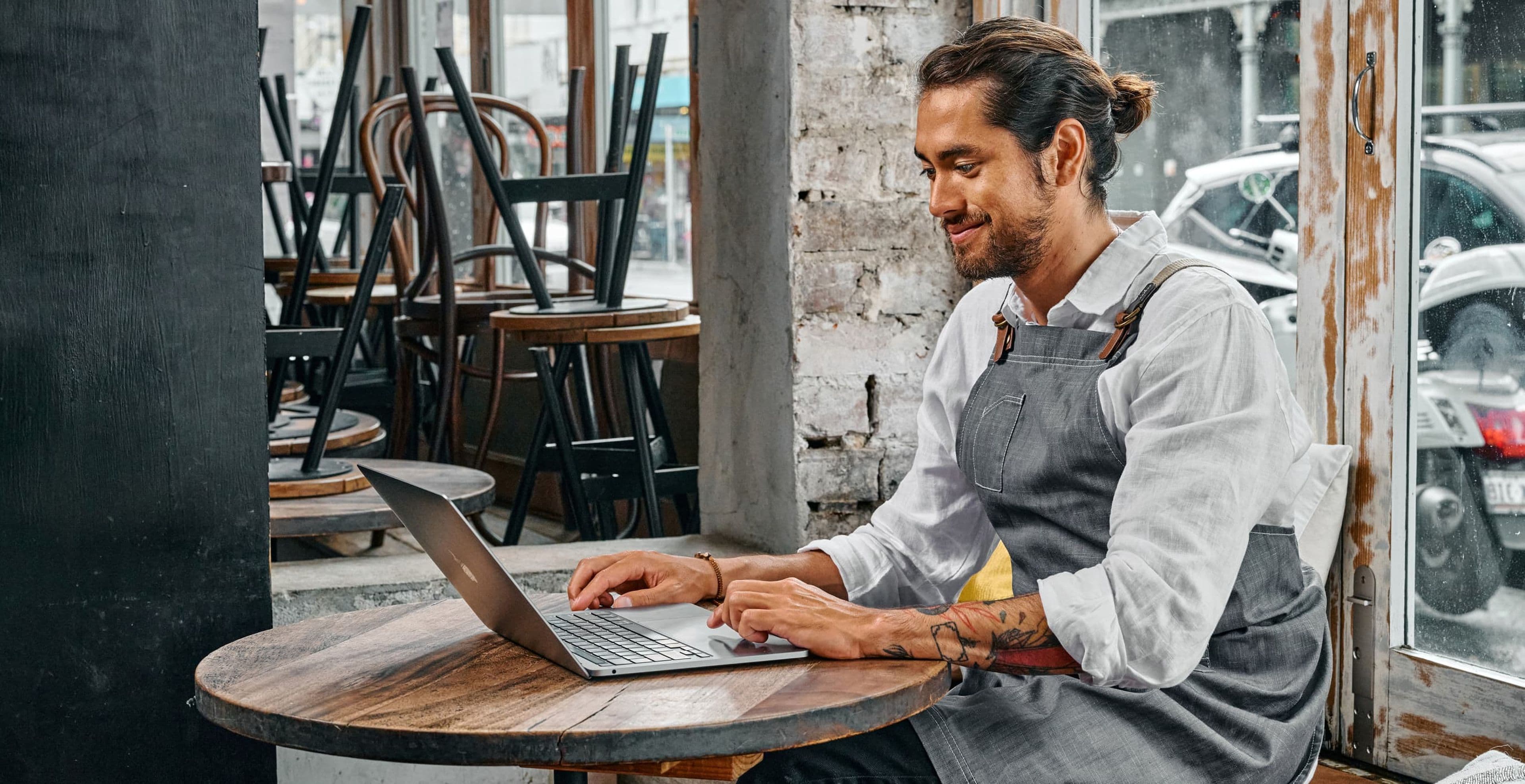 Zeller - Merchant and Laptop, restaurant tabletop