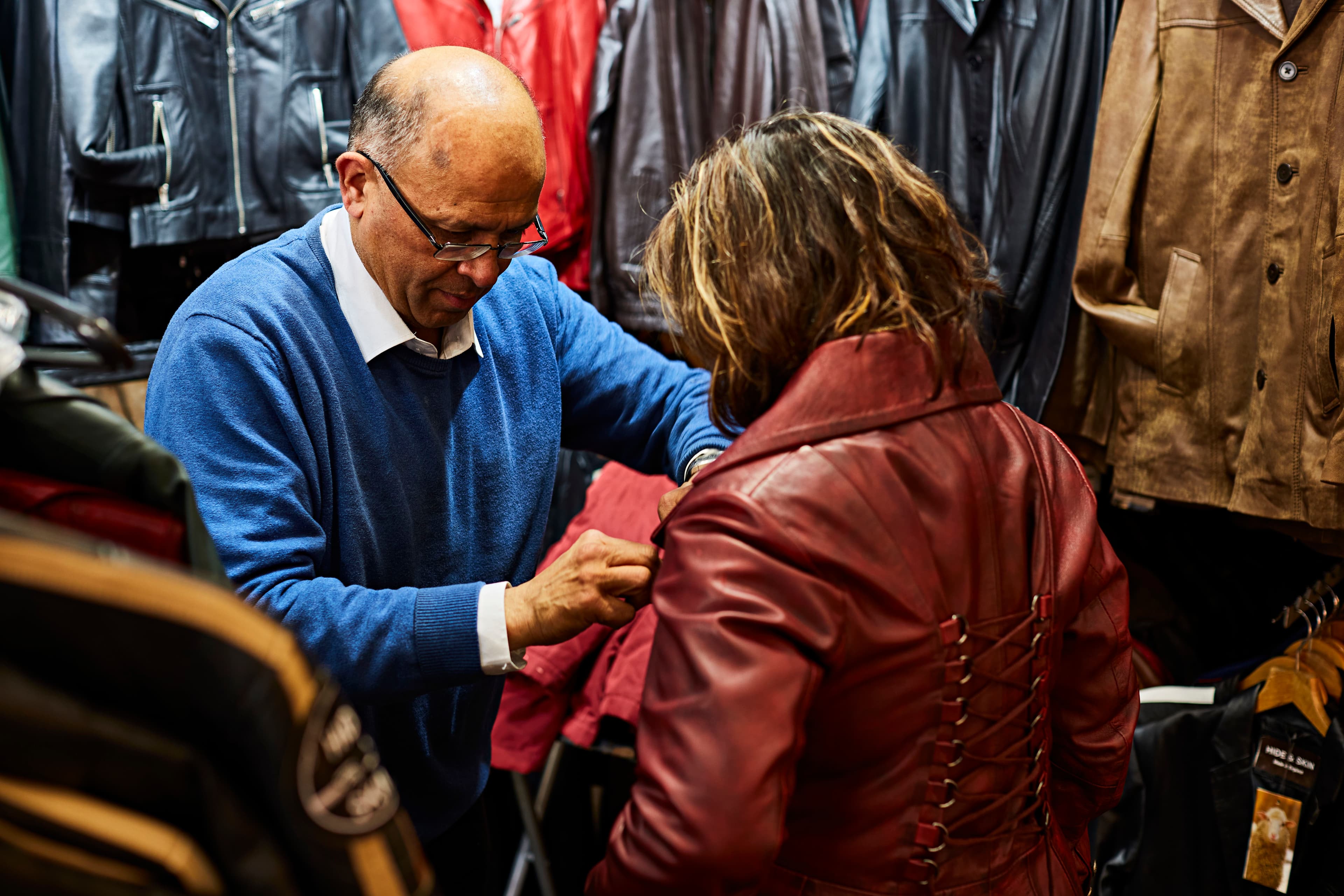 12:52Claude responded: Sunny Gulati founder of Hide & Skin helping a customer try on a leather jacket at his market stall a Zeller merchant.Sunny Gulati founder of Hide & Skin helping a customer try on a leather jacket at his market stall a Zeller merchant
